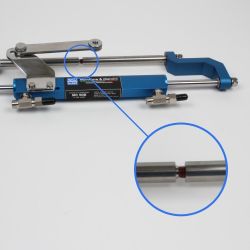 Kaksiosainen tukitanko hekpottaa asennusta ahtaassa moottorikaivossa