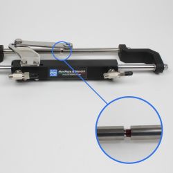 Kaksiosainen tukitanko helpottaa asennusta ahtaassa moottorikaivossa