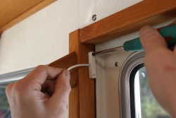 Magneettinen tunkeutumisanturi suojaa ovia ja luukkuja