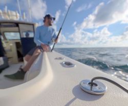 Scanstrut Deck Seal Mini matalaprofiilinen kaapeliläpivienti, teräs