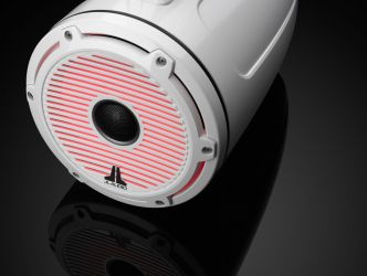 JL Audio 7.7" koteloitu M6-770ETXv3 valkoisella Classic-ritilällä ja rungolla sekä LED-valaistuksella