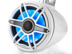 JL Audio 7.7" koteloitu M6-770ETXv3 valkoisella Sport-ritilällä sekä LED-valaistuksella