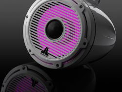 JL Audio 8.8" koteloitu M6-880ETXv3 valkoisella Classic-ritilällä ja rungolla sekä LED-valaistuksella