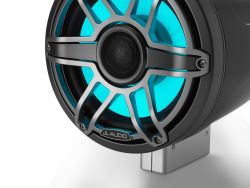 JL Audio 8.8" koteloitu M6-880ETXv3 titaaninvärisellä Sport-ritilällä ja aseharmaalla rungolla sekä LED-valaistuksella