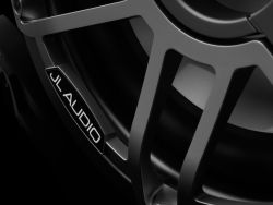 JL Audio 12" M7-12IB Subwoofer titaaninvärisellä Sport-ritilällä ja aseharmaalla rungolla