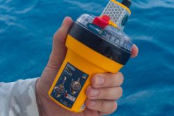Ocean Signal RescueME EPIRB3 hätäpoiju AIS-lähetyksellä