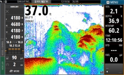 Esimerkkikuvaa Simrad NSS Evo2 laitteen näytöltä